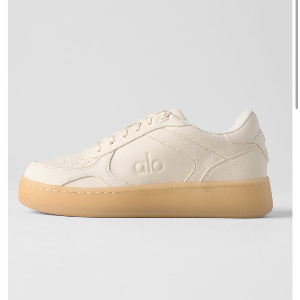 NWOT - Alo Yoga Clay Sneakers